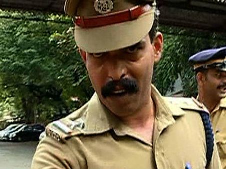 ഡിജിപിയെ പോലും ഞെട്ടിച്ച എസ്‌ഐ!!! ആരാണ് 'ആക്ഷൻ ഹീറോ രോഗമുള്ള' കോഴിക്കോട്ടെ എസ്‌ഐ വിമോദ്?