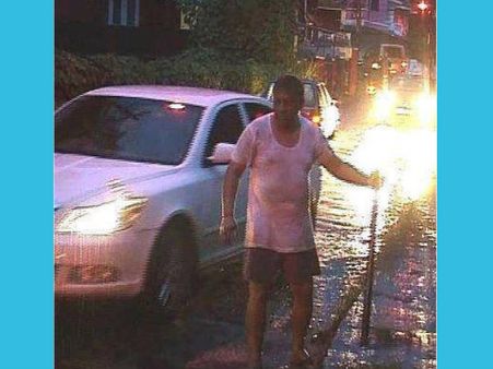 ബര്‍മുഡയും ബനിയനുമിട്ട് ഹൈക്കോടതി ജഡ്ജി ഓട വൃത്തിയാക്കാനിറങ്ങി...നഗരസഭ അനങ്ങിയില്ല!!!