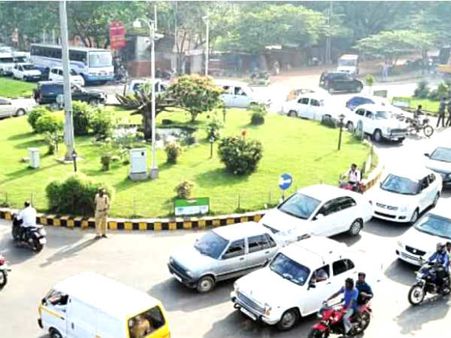 ''നേരേ പോടാ കുരങ്ങാ''... നാട്ടുകാര്‍ കേള്‍ക്കെ യുവാവിന് ഹോംഗാര്‍ഡിന്‍റെ തെറിവിളി