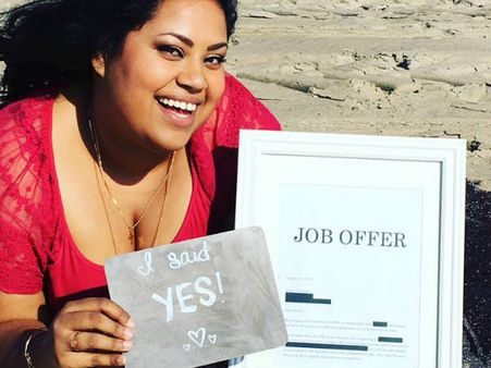 ജോലി കിട്ടിയിട്ട് വേണം ഒന്ന്... ജോലി കിട്ടിയ കാര്യം ഈ യുവതി ആഘോഷിച്ചത് കണ്ടാല്‍ ഞെട്ടും!