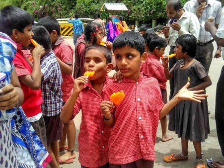 കണ്ണില്‍ ഇരുട്ടുള്ളവര്‍, അകക്കണ്ണില്‍ വെളിച്ചമുള്ളവര്‍... അവര്‍ നമ്മെ മനുഷ്യരാക്കുന്നു