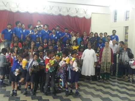 വിദ്യാര്‍ത്ഥികള്‍ക്ക് വസ്ത്രങ്ങളും കളിപ്പാട്ടങ്ങളും വിതരണം ചെയ്തു