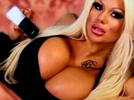 ബ്രിട്ടീഷ് പോണ്‍ താരം 'തട്ടമിട്ട്' ഇസ്ലാമിക ഇറാനില്‍ പോയി, 'നോസ് ജോബ്' ചെയ്ത് കൂള്‍ ആയി മടങ്ങി...!!!