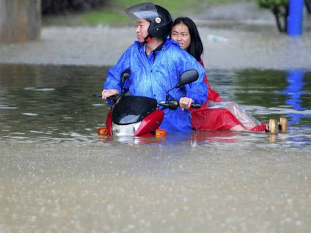 കൊടുംങ്കാറ്റില്‍ ഭയന്ന് ചൈന നഗരം; ചൈനയില്‍ റെഡ് അലര്‍ട്ട്!