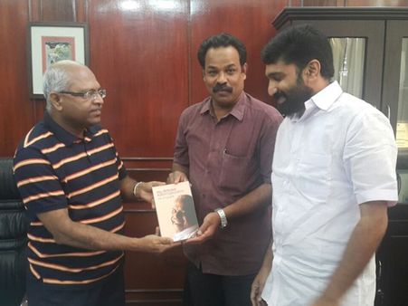 ചിരന്തന പുറത്തിറക്കിയ പുസ്തകങ്ങളുടെ കോപ്പി കൈമാറി