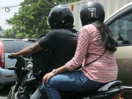 പെട്രോളടിക്കുമ്പോള്‍ ഹെല്‍മറ്റുണ്ടോ? എങ്കില്‍ 5 ലിറ്റര്‍ പെട്രോള്‍ സൗജന്യം!