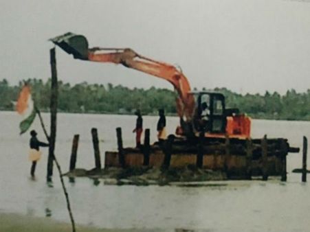 എല്‍ഡിഎഫ് വന്നാല്‍ കായല്‍ നികത്താമോ? കടമക്കുടിയിലെ കായല്‍ നികത്തല്‍ ശര്‍മയുടെ ബലത്തില്‍?