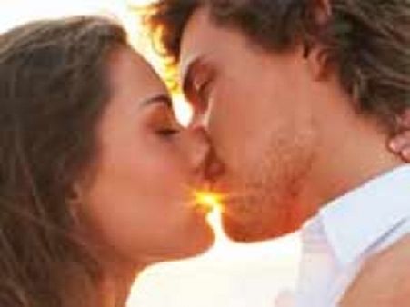 കമ്പനിയുമായുള്ള ബന്ധം ദൃഢമാകാന്‍ ഈ മുതലാളി ജീവനക്കാരിയോട് ചെയ്തത്.. വീഡിയോ വൈറല്‍!