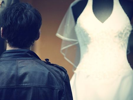 ഭര്‍ത്താവ് വഞ്ചിച്ചു; യുവതി വിവാഹവസ്ത്രം ഇബെയില്‍ വില്‍പനയ്ക്ക് വെച്ചു