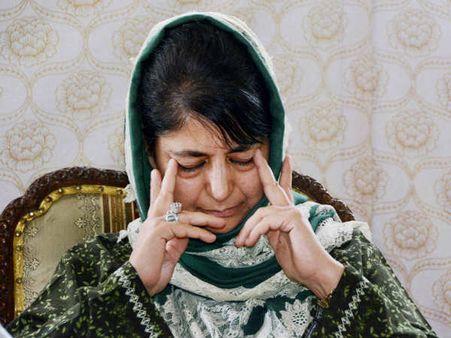 മെഹ്ബൂബ മോദിയെ കാണും മുമ്പ് കശ്മീരില്‍ ഒരു പോലീസുകാരനെ കൂടി കൊന്നു... കൈവിട്ട കളിയിലേക്ക്