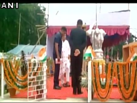 മന്ത്രിയ്ക്ക് ചെരിപ്പിട്ട് കൊടുക്കാനും സുരക്ഷാ ഉദ്യോഗസ്ഥന്‍ വേണം, വീഡിയോ