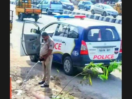 സ്വച്ഛ് ഭാരത്... തിരക്കേറിയ റോഡരികില്‍ മൂത്രമൊഴിക്കുന്ന പോലീസ് ഉദ്യോഗസ്ഥന്റെ ചിത്രം വൈറല്‍!