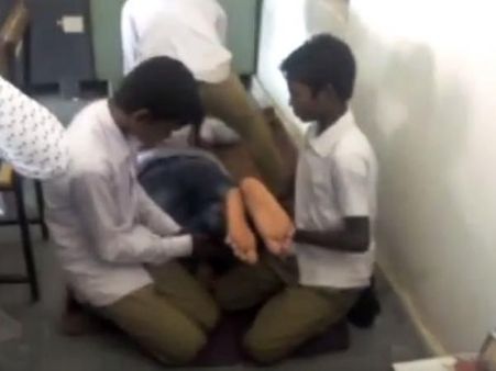 ടീച്ചര്‍ക്ക് ക്ലാസ് മുറിയില്‍ വിദ്യാര്‍ഥികളുടെ മസാജ്.. ഞെട്ടിപ്പിക്കുന്ന വീഡിയോ വൈറല്‍!