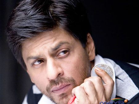 പ്രിയ താരത്തിന് ചെരുപ്പുണ്ടാക്കി; ആരാധകന്‍ പുലിവാല് പിടിച്ചു