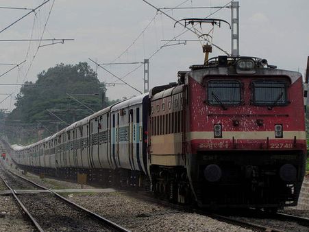 എക്‌സ്പ്രസിന്റെ എഞ്ചിന്‍ ബ്ലോക്കിന് തീപിടിച്ചു; വനം മന്ത്രിയുള്‍പ്പെടെ യാത്രക്കാര്‍ ഇറങ്ങി ഓടി