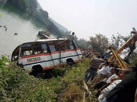 സ്‌കൂള്‍ ബസ് കനാലിലേക്ക് മറിഞ്ഞ് 5 കുട്ടികള്‍ മരിച്ചു
