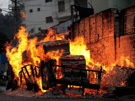 വെള്ളം കത്തുമോ? കത്തും... കാവേരിയാണെങ്കില്‍ രണ്ടിടത്ത് കത്തിപ്പടരും... ചിത്രങ്ങള്‍