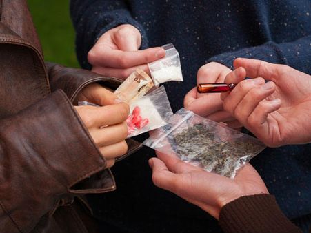 ബാഗുമായി പരുങ്ങുന്നത് കണ്ട് പൊക്കി; ഷോര്‍ണൂരില്‍ പിടിയിലായ യുവാവ് കഞ്ചാവ് ലോബിയുടെ കണ്ണി...