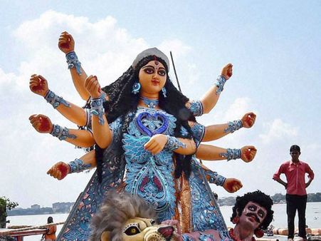 ദുര്‍ഗാപൂജയ്ക്കായി നാടും നഗരവും ഒരുങ്ങുന്നു