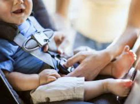 3 വയസ്സുകാരിയെ കാറിലിരുത്തി മാതാപിതാക്കള്‍ ഭക്ഷണം കഴിക്കാന്‍ പോയി