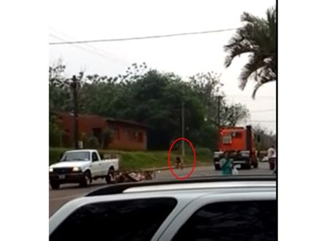 കാമുകന്റെ ശ്രദ്ധ പിടിച്ചു പറ്റാന്‍ തെരുവിൽ നഗ്നയായി നടന്നു, പക്ഷെ ശ്രദ്ധിച്ചത് നാട്ടുകാര്‍, വീഡിയോ