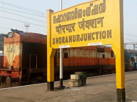 തീവണ്ടികളില്‍ ബോംബ് ഭീഷണി