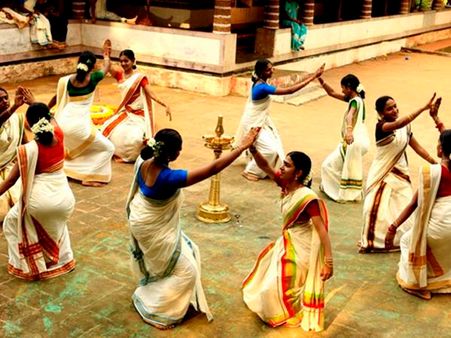 ഐഎഎസ്ല്‍ ഓണത്തുമ്പിയും മെഗാതിരുവാതിരയും അരങ്ങേറി