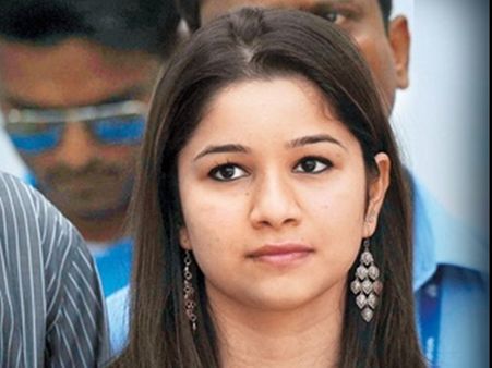 സച്ചിന്റെ നെഞ്ച് 'പടപടാന്ന്' ഇടിക്കും... സാറയ്ക്ക് 19 തികയുന്നു!!!