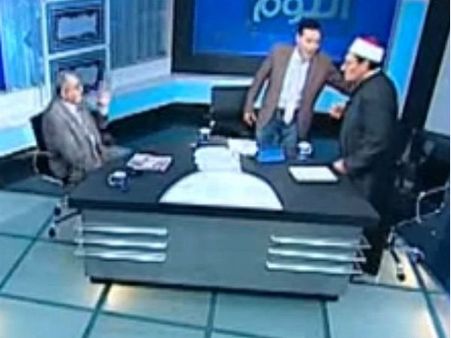 യുവതിക്ക് ശിരോവസ്ത്രം നിര്‍ബന്ധമെന്ന് ഇമാം;ഒന്നും നോക്കിയില്ല ചെരിപ്പൂരി രണ്ടെണ്ണം പൊട്ടിച്ചു