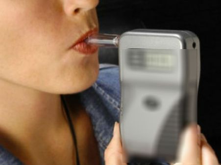 അടിച്ച് ഫിറ്റായി വണ്ടിയോടിച്ചു... ഊതാന്‍ പറഞ്ഞ പോലീസുകാരന് യുവതി ഓഫര്‍ ചെയ്തത് 'മറ്റൊന്ന്'