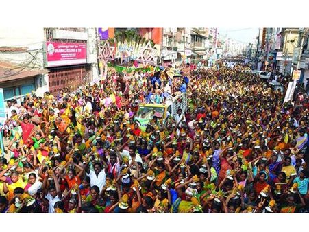 ജയലളിതയുടെ രോഗമുക്തിക്കായി നടത്തിയ പാല്‍ക്കുട ഘോഷയാത്രയില്‍ തിരക്കില്‍പ്പെട്ട് സ്ത്രീ മരിച്ചു