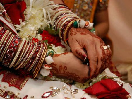 പീഡനത്തിന് ശേഷം നാട്ടുകാരുടെ നിര്‍ബന്ധത്തിന് വഴങ്ങി വിവാഹം, ചിലവിനായി നവജാതശിശുവിനെ വിറ്റു