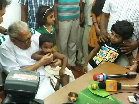 നീട്ടിക്കുറുക്കി വിഎസിന്‍റെ ഹരിശ്രീ, പാദ പൂജയുമായി സുരേഷ് ഗോപിയും; അക്ഷര ലോകത്തേക്ക് കുരുന്നുകള്‍