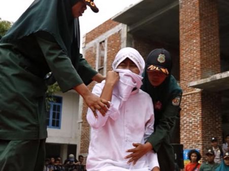 ബോയ് ഫ്രണ്ടിനോട് ചേര്‍ന്ന് നിന്നതിന് യുവതിയ്ക്ക് ചൂരല്‍ പ്രയോഗം... ചെയ്തത് സദാചാര പോലീസ് അല്ല, നിയമം