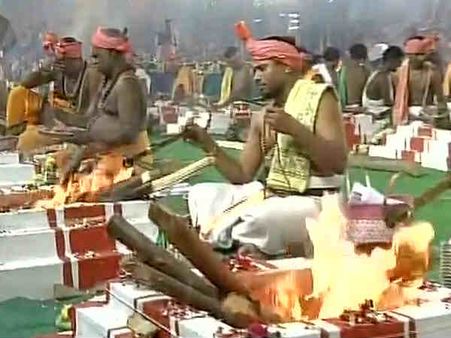 ജയലളിതയ്ക്കുവേണ്ടി യാഗം; എംഎല്‍എ ഉള്‍പ്പെടെ 10 പേര്‍ക്ക് തേനീച്ചയുടെ കുത്തേറ്റു