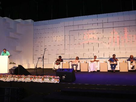 മഴയായി കാറ്റായി കവിത പെയ്തിറങ്ങിയത് ഷാര്‍ജയ്ക്ക് നവ്യാനുഭവമായി