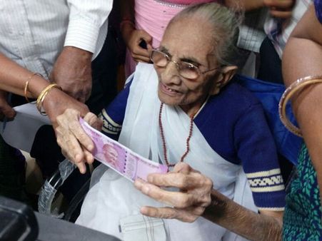 'പ്രായമായ പെറ്റമ്മയെ ക്യൂവില്‍ നിര്‍ത്തിയത് പ്രധാനമന്ത്രിയുടെ രാഷ്ട്രീയ നാടകം'