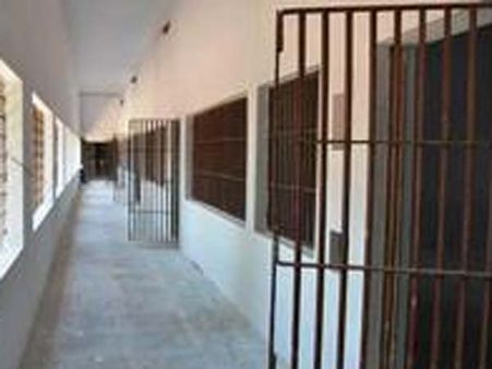 വെല്ലൂര്‍ ജയിലില്‍ നിന്നും ലീവിന് എത്തിയ രണ്ട് തടവുകാര്‍ മുങ്ങി