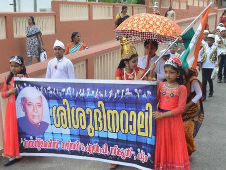 കുട്ടികളുടെ പ്രധാനമന്ത്രിയും മഹാത്മാഗാന്ധിയും അണിനിരന്ന് ശിശുദിന റാലി