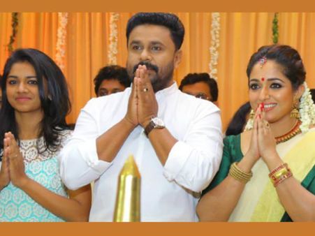 സദാചാരക്കുരു പൊട്ടുന്നവര്‍ക്ക് ദിലീപിന്റേയും കാവ്യയുടേയും ചെകിട്ടത്തടി.... ദിലീപേട്ടന് എത്ര ലൈക്ക്