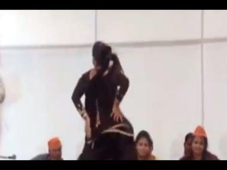 ബി ജെ പി റാലിയില്‍ യുവതിയുടെ മാദക നൃത്തം...ആരും തരിച്ചിരുന്നു പോകുന്ന വീഡിയോ ദാ ഇവിടെ കാണാം...