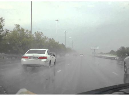 യുഎഇ: അടുത്ത മൂന്ന് ദിവസം പൊടിക്കാറ്റും മഴയും, മുന്നറിപ്പുമായി കാലാവസ്ഥാ നിരീക്ഷണ കേന്ദ്രം