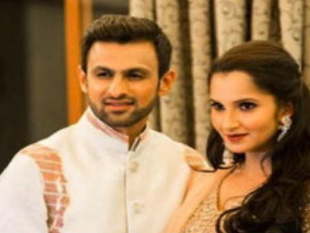 ആരും കാണുന്നില്ലെന്നത് പോലെ സാനിയ മിര്‍സയും ഷൊയ്ബ് മാലിക്കും ചെയ്തത്.... പക്ഷേ എല്ലാവരും കണ്ടു!!!