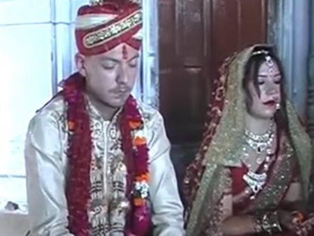 സ്വീഡിഷ് പ്രണയിനികള്‍ക്ക് വേദ മന്ത്രങ്ങളോടെ ഹിന്ദു ആചാരപ്രകാരം വാരാണസില്‍ വിവാഹം