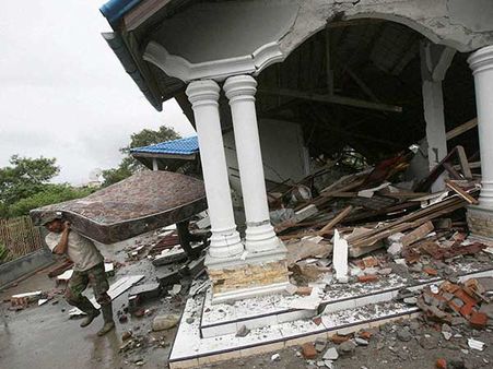 ഇന്തോനേഷ്യ ഭൂചലനം: മരണം 97 ആയെന്ന് സൈനികതലവന്‍, മരിച്ചവരില്‍ അധികവും കുട്ടികള്‍