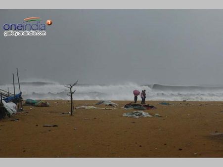 വര്‍ധ ചുഴലിക്കാറ്റ്‌ ചെന്നൈ തീരത്ത് വീണ്ടും ശക്തി പ്രാപിക്കുന്നു; മറീന ബീച്ചില്‍ മണല്‍കാറ്റ്