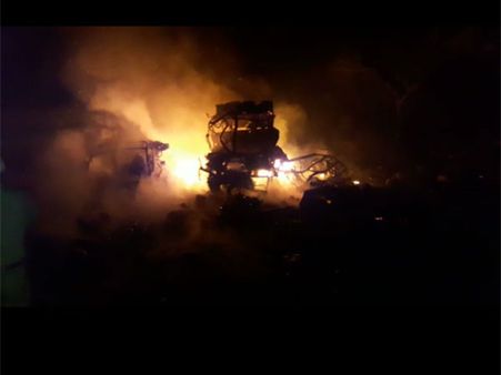 ഞെട്ടിത്തെറിച്ച് ബെംഗളൂരു: പൊട്ടിത്തെറിച്ചത് 3 ലോറി നിറയെ 800 ഗ്യാസ് സിലിണ്ടറുകള്‍.. വീഡിയോ!