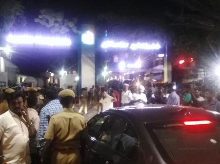 വിശ്വസിക്കാനാവാതെ അണികള്‍, എല്ലാം മാറി മറിഞ്ഞത് മണിക്കൂറുകള്‍ക്കുള്ളില്‍