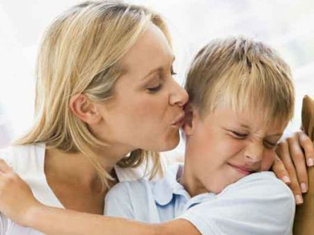 അധരത്തിലും മറ്റും ചുംബിക്കുന്നതും കെട്ടിപ്പിടിക്കുന്നതും അവര്‍ക്കിഷ്ടമല്ല; പ്ലീസ് നിര്‍ബന്ധിക്കരുത്