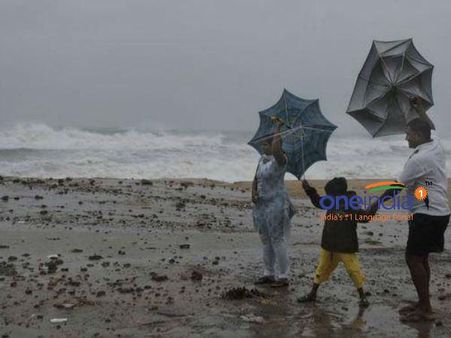ചെന്നൈയില്‍ നാശം വിതച്ച് വര്‍ധ മടങ്ങുന്നു; ബെംഗളൂരുവില്‍ മഴ കനക്കുന്നു!!